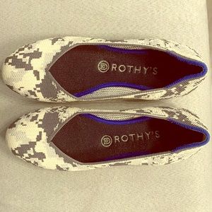 Retired ➡️➡️Grey Botanicamo Flat Rothys !